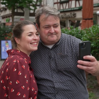 Mann und Frau machen ein Selfie