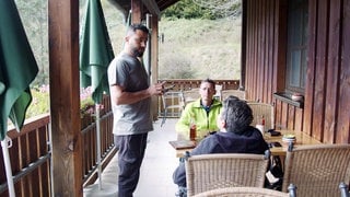 Restaurant auf dem Campingplatz in Wolfach. Gäste geben auf der Terrasse ihre Bestellung auf.