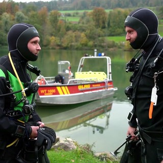 Ehrenamtliche Rheintaucher im Einsatz