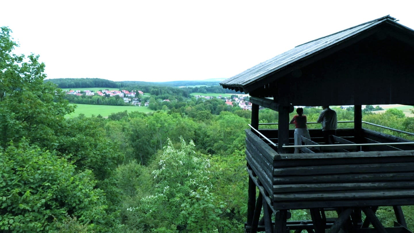 Sonja in einem Jägersitz mit toller Aussicht