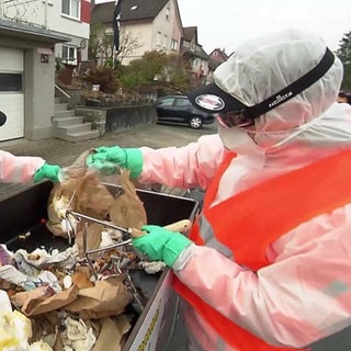 Müllmänner kontrollieren den Biomüll