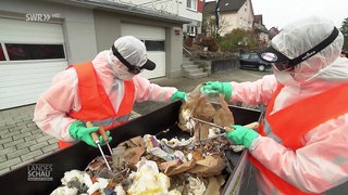 Müllmänner kontrollieren den Biomüll