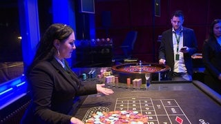 Bojana Stojanovic arbeitet seit 15 Jahren als Croupier im Casino. Sie sitzt am Roulette-Tisch.