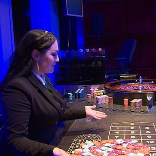 Bojana Stojanovic arbeitet seit 15 Jahren als Croupier im Casino. Sie sitzt am Roulette-Tisch.