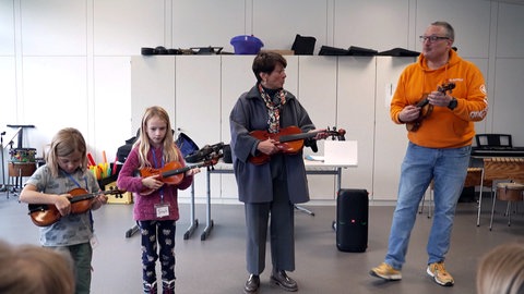 Sonja Faber-Schrecklein musiziert mit den Zweitklässlern der Schillerschule in Dettingen an der Erms.