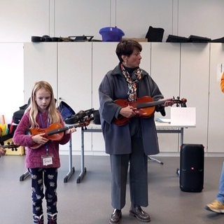 Sonja Faber-Schrecklein musiziert mit den Zweitklässlern der Schillerschule in Dettingen an der Erms.