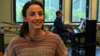 Abla Alaoui spielt Anna im Musical Eiskönigin in Stuttgart. Bei der Gesangsprobe schaut sie in die Kamera.