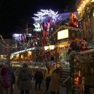 Üppige Weihnachtsdeko an einem Restaurant in Baden-Baden