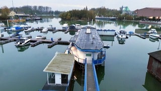 Das Schiff 'Vater Rhein' ist das Vereinsheim für den Motorbootclub Karlsruhe und ein schwimmendes Restaurant.