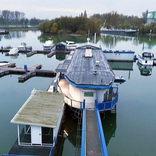 Das Schiff 'Vater Rhein' ist das Vereinsheim für den Motorbootclub Karlsruhe und ein schwimmendes Restaurant.