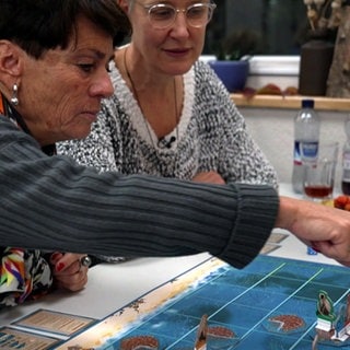 Sonja Faber-Schrecklein spielt ein Brettspiel beim Spieletreff in Dettingen an der Erms.