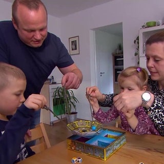 Kinder spielen mit ihren Eltern