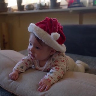 Baby mit Nikolaus Mütze