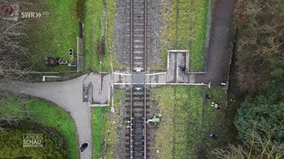 Ein Bahnübergang aus der Vogelperspektive