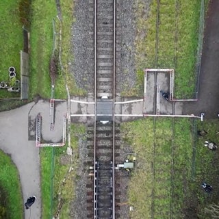 Ein Bahnübergang aus der Vogelperspektive