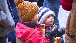 Kinder auf dem Weihnachtsmarkt