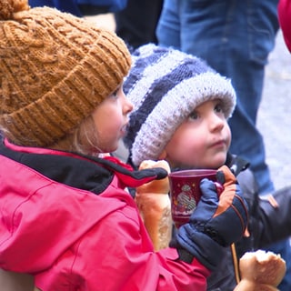 Kinder auf dem Weihnachtsmarkt