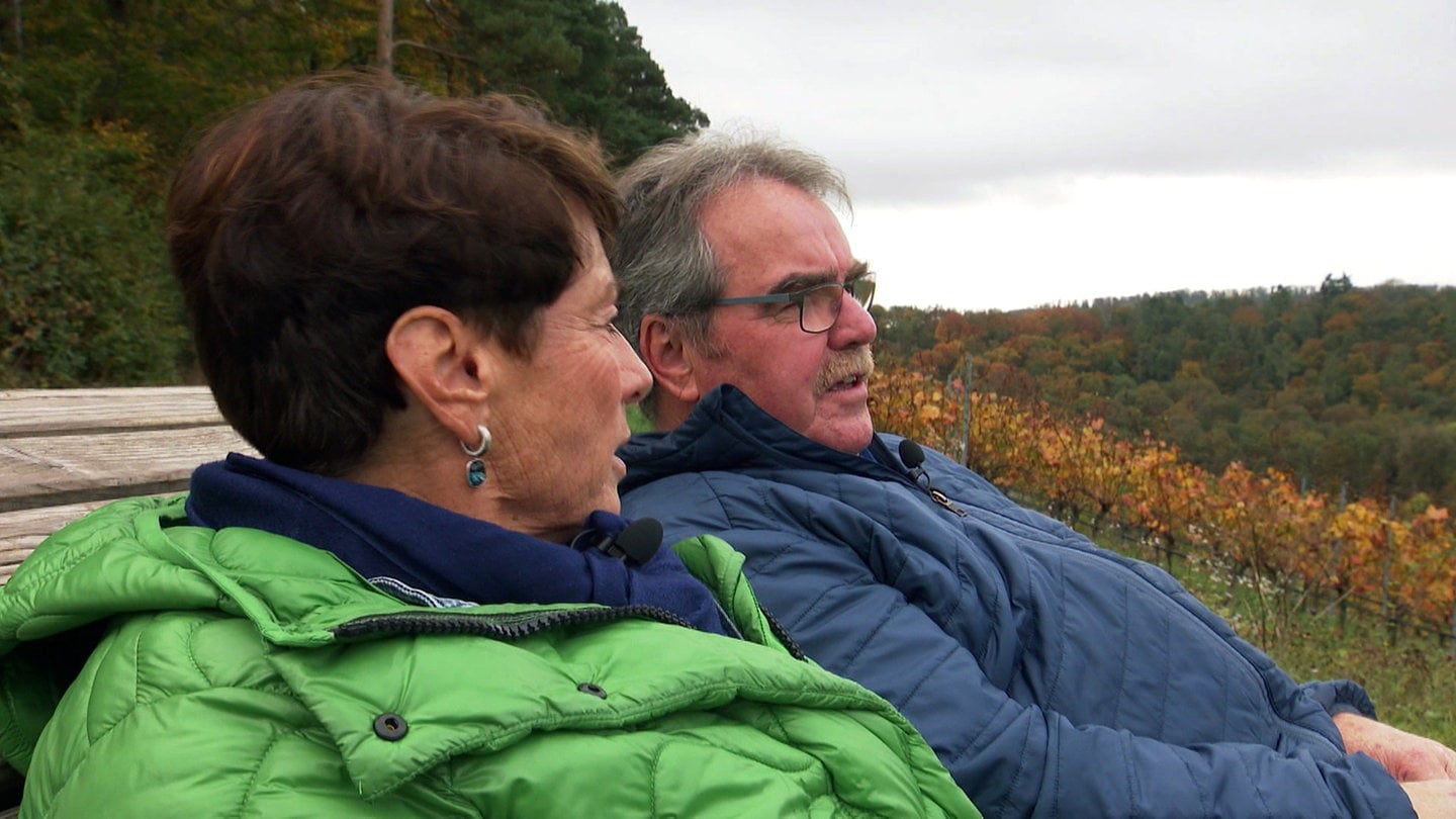 Sonja Faber-Schrecklein und Hans Dieterle sitzen auf einer Bank in den Weinbergen rund um Großvillars im Kraichgau.