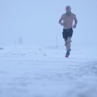 Daniel Hernes joggt bei Wind und Wetter mit nacktem Oberkörper durch den Schwarzwald