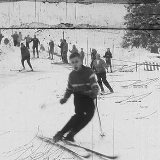 Jugendlicher fährt Ski