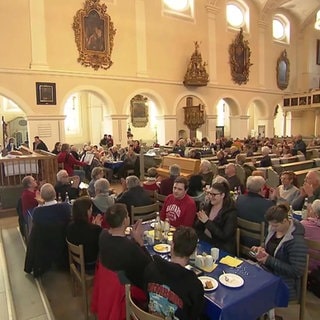 In der Vesperkirche in Giengen kommen Menschen zusammen