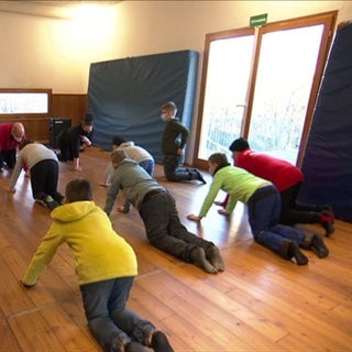 Kinder bei Gleichgewichtsübungen