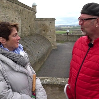 Sonja Faber-Schrecklein und Klaus Machowetz vor dem Asperger Gefängnis