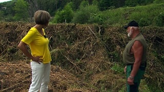 Annette Krause steht vor dem Biberdamm in Tengen