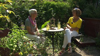 Waltraud Möhrke und Annette Krause sitzen im Cafe Auszeit in Tengen