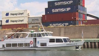 Container am Ufer des Rheinhafens Mannheim