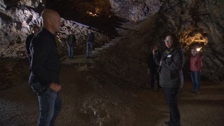 Menschen stehen in einer Höhle