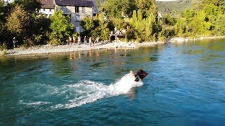 Jugendliche surfen bei Küssaberg auf dem Rhein.