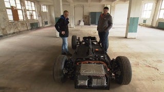 Chassis eines Oldtimers steht in der ehemaligen Bauknechtfabrik in Welzheim