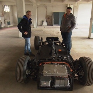 Chassis eines Oldtimers steht in der ehemaligen Bauknechtfabrik in Welzheim