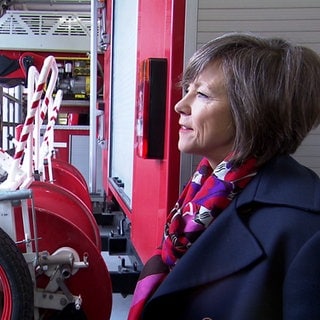 Annette Krause schaut sich das Notstromaggregat der Gemeinde Aglasterhausen an