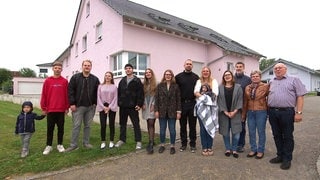 Großfamilie Kühn vor ihrem Haus