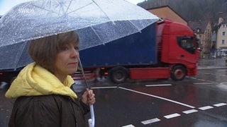 Annette Krause beobachtet den Durchgangsverkehr in Schramberg