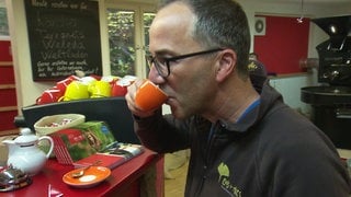 Jürgen Hörig probiert fair produzierte Kaffee aus Welzheim