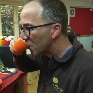 Jürgen Hörig probiert fair produzierte Kaffee aus Welzheim