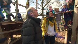 Bürgermeister Franz Wenka und SWR Reporterin Petra Thaidigsmann auf einem Spielplatz