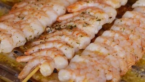 Gambas auf einem Spieß in einer Grillschale