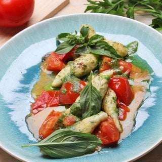 Bubenspitzle mit Pesto und Tomaten