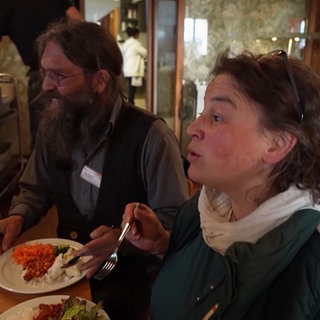 Antonia Glöckler und Joachim Gläser am Esstisch