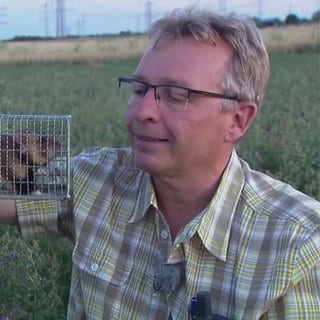 Ulrich Weinhold mit einem Feldhamster