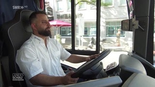 Busfahrer Mustafar Ösjakan steuert einen Bus