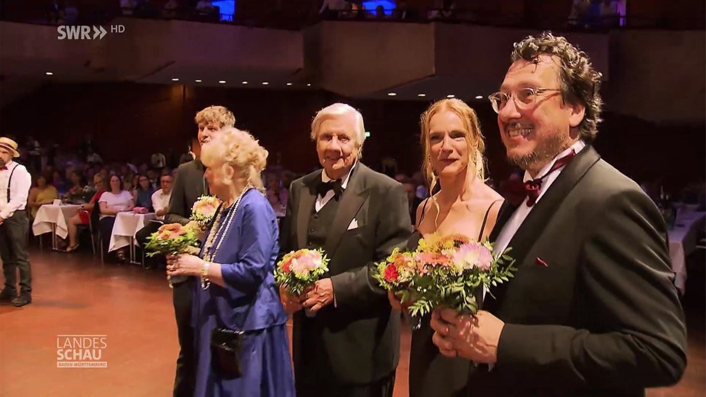 Familie Lamadé mit Blumensträußen auf einem Event