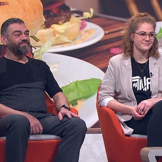 Tochter Tina und Vater Dimi sitzen im Studio und lächeln