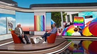 Moderator Jürgen Hörig mit Studiogast Klaus Schirdewahn