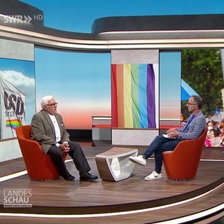 Moderator Jürgen Hörig mit Studiogast Klaus Schirdewahn