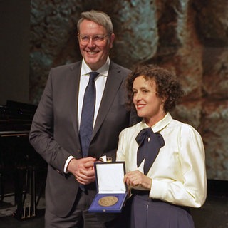 Ministerpräsident Alexander Schweitzer übergibt Zuckmayer-Medaille an Maria Schrader